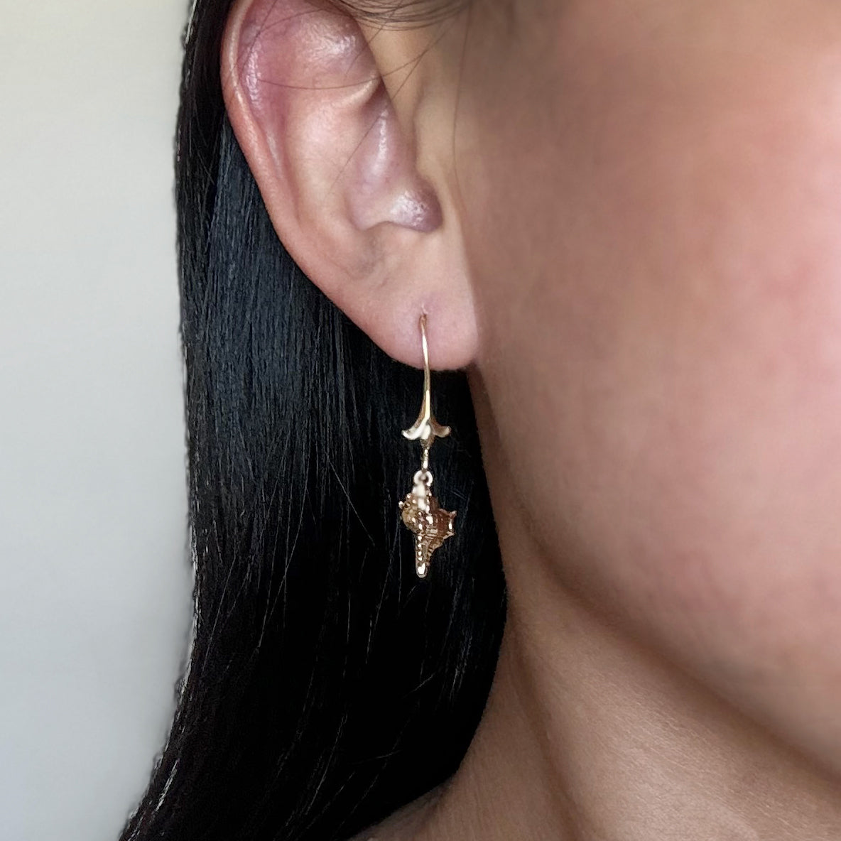 Conch Dangly (16k gold-plated) Earrings